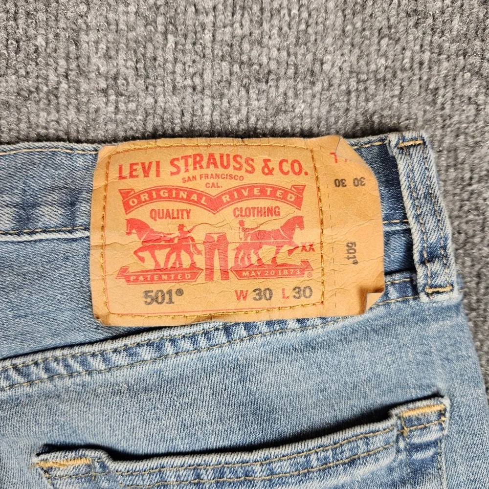 Levi 501 Jeans Men's 30x30(28) Original Fit Button Fly Straight Light Wash Denim